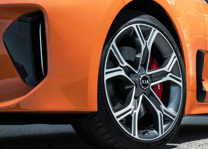 2020 KIA Stinger Wheel Size and Tone